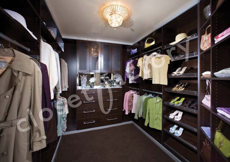 Inspiration for a transitional closet remodel in Los Angeles
