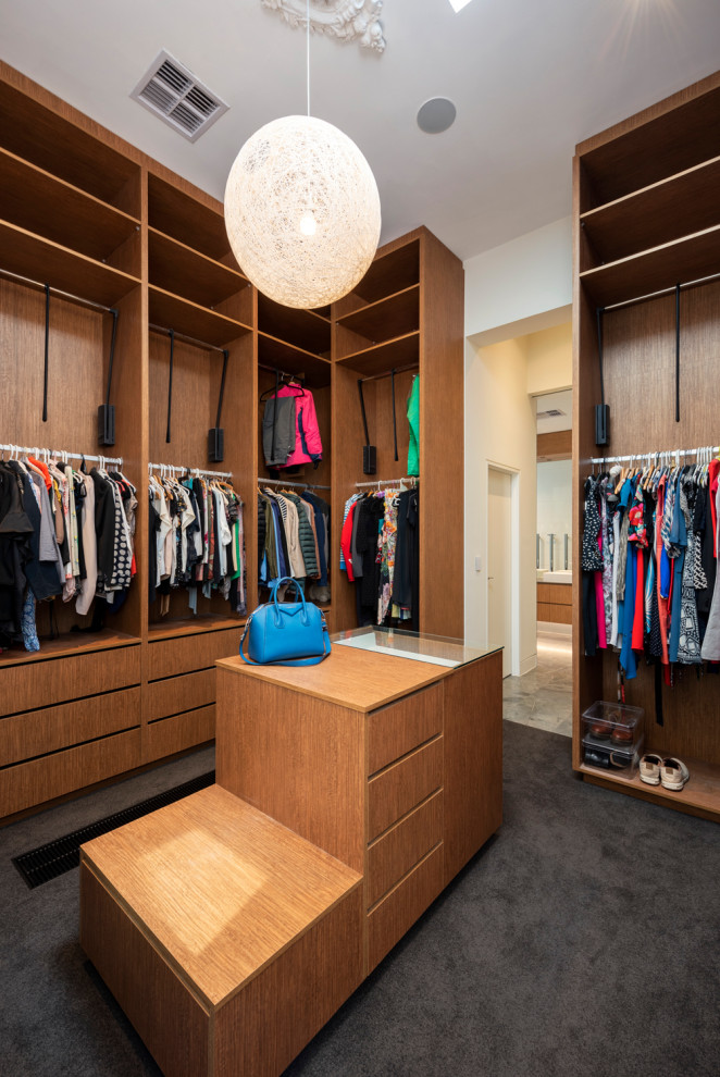 Exemple d'un grand dressing room tendance en bois brun neutre avec moquette et un sol gris.