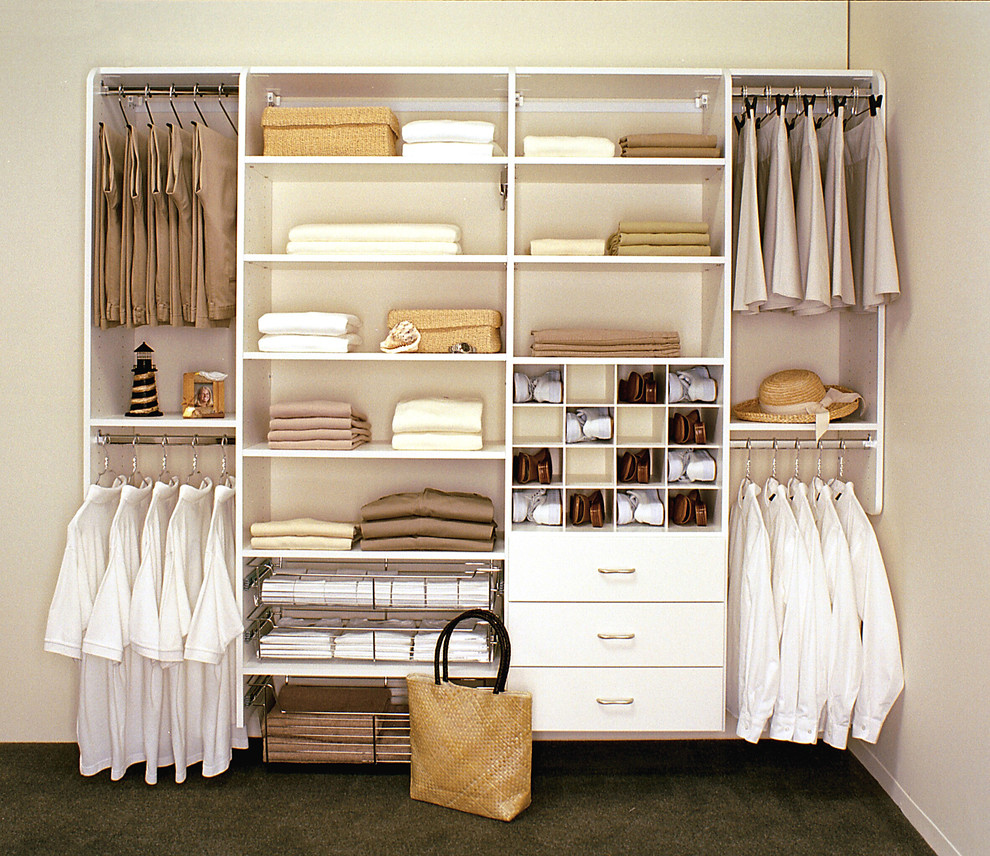 Bild på en funkis garderob, med luckor med upphöjd panel, mellanmörkt trägolv och vita skåp