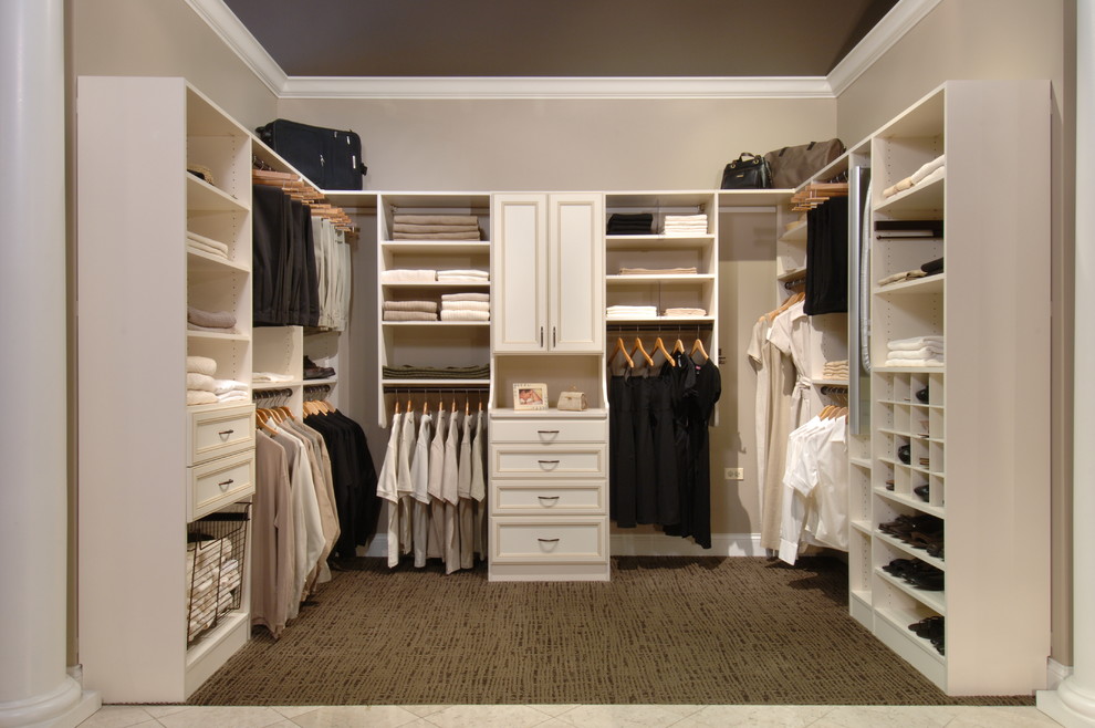 Foto på en funkis garderob, med luckor med upphöjd panel och vita skåp