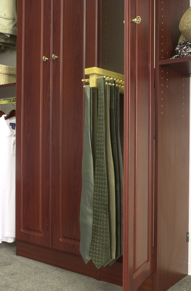 Ejemplo de armario y vestidor actual con armarios con paneles con relieve, puertas de armario de madera en tonos medios y suelo de madera en tonos medios