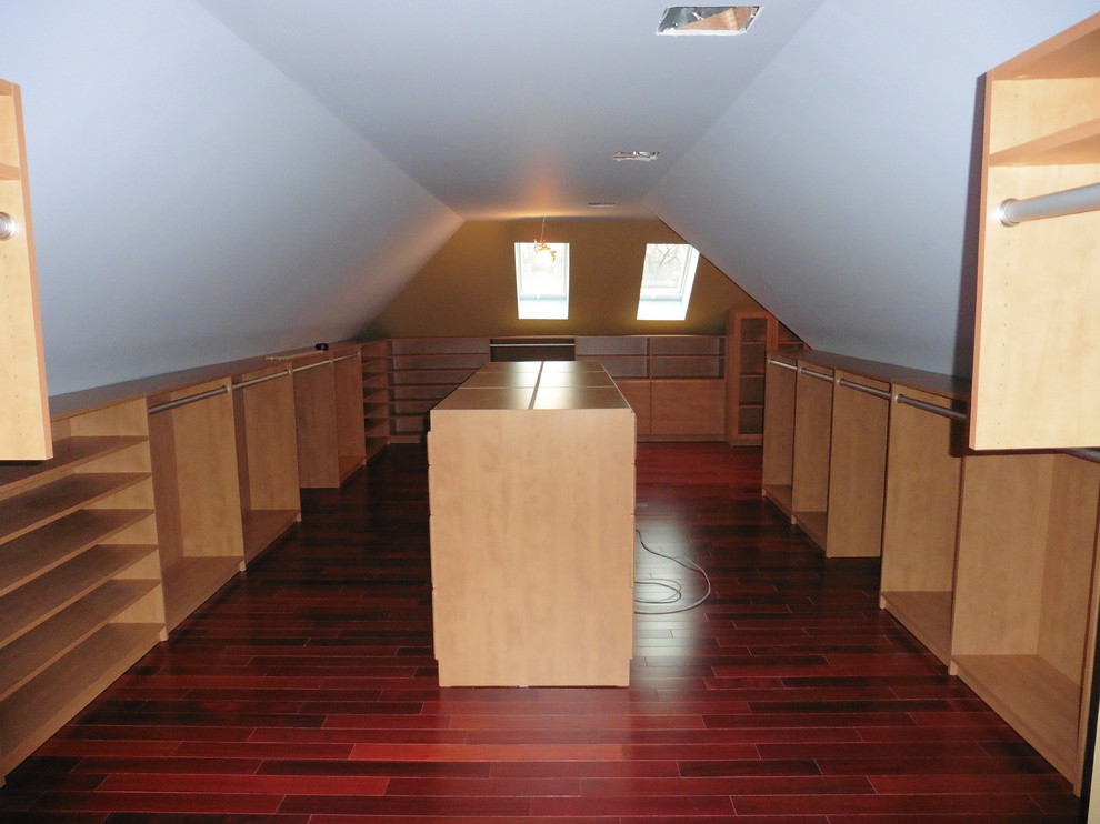 На фото: гардеробная комната среднего размера, унисекс с открытыми фасадами, фасадами цвета дерева среднего тона и паркетным полом среднего тона