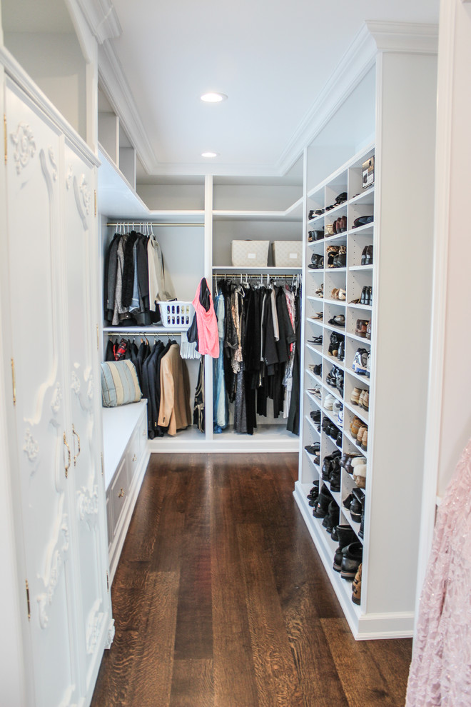 Großer, Neutraler Shabby-Look Begehbarer Kleiderschrank mit offenen Schränken, weißen Schränken und dunklem Holzboden in New York