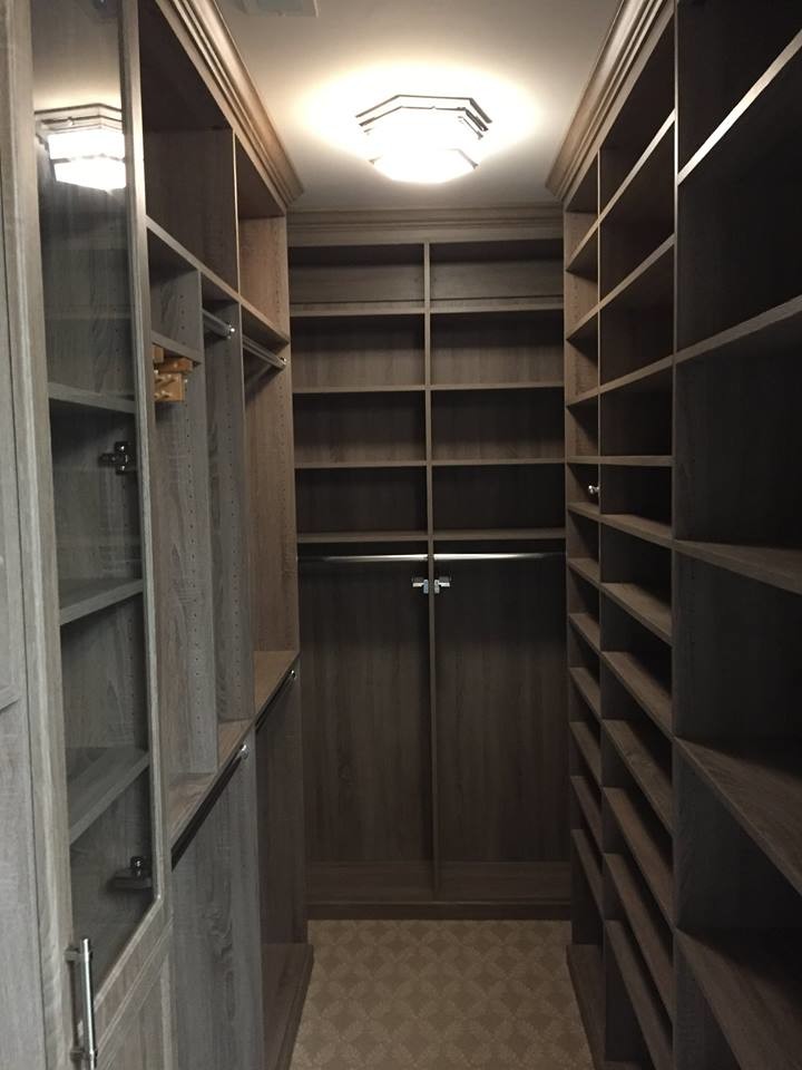 Idée de décoration pour un dressing design en bois clair de taille moyenne et neutre avec un placard avec porte à panneau encastré, moquette et un sol beige.