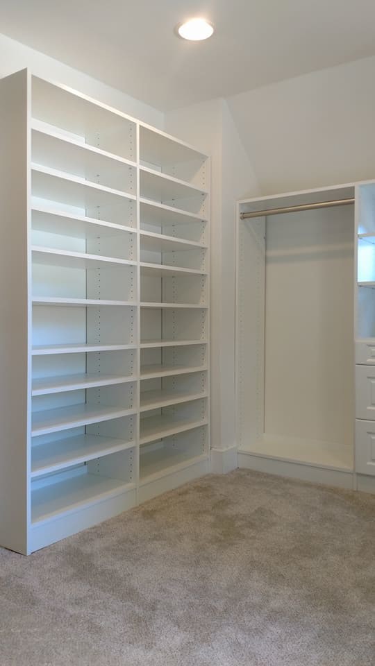 Modelo de armario vestidor unisex clásico de tamaño medio con armarios con paneles con relieve, puertas de armario blancas, moqueta y suelo beige