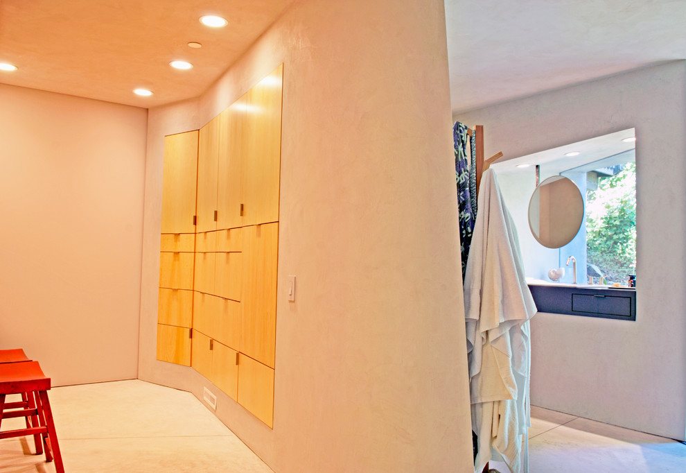 Mittelgroßes, Neutrales Modernes Ankleidezimmer mit Ankleidebereich, flächenbündigen Schrankfronten, hellen Holzschränken und Betonboden in San Francisco