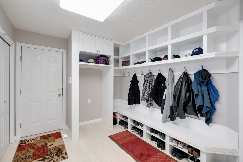 Diseño de armario vestidor unisex minimalista de tamaño medio con armarios estilo shaker, puertas de armario blancas y suelo blanco