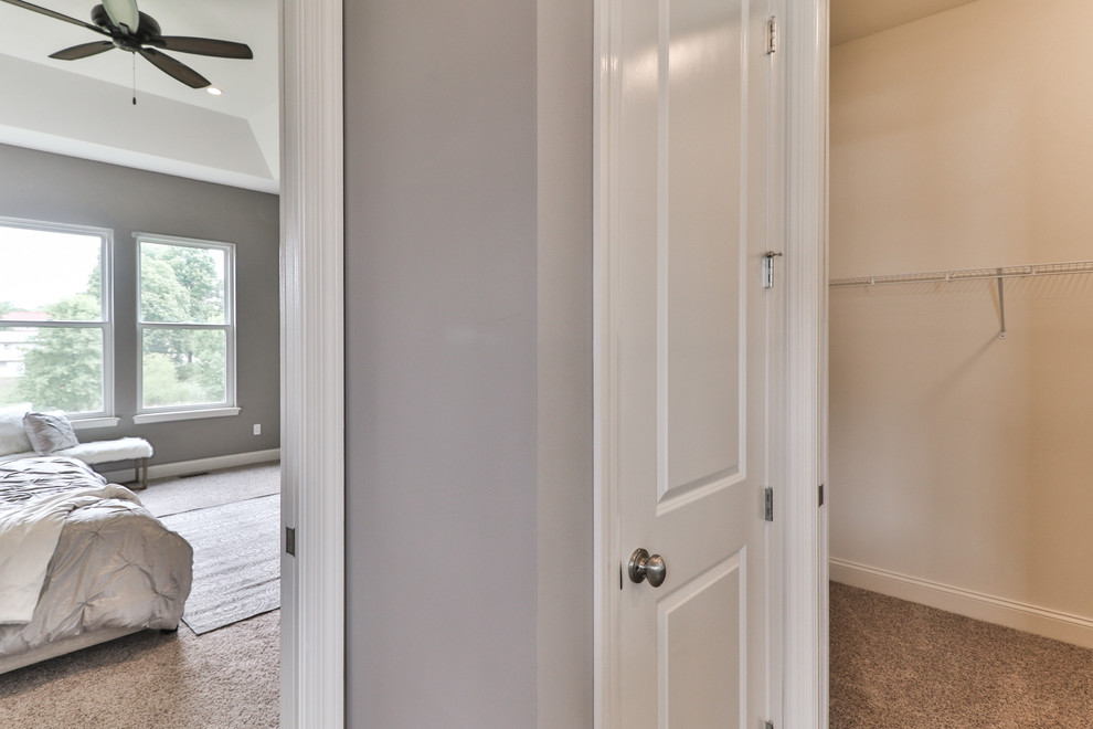 Ejemplo de armario vestidor unisex tradicional renovado de tamaño medio con moqueta, armarios abiertos y suelo beige