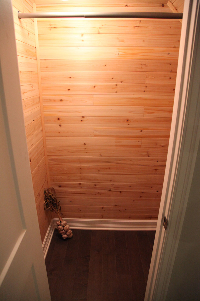 Ejemplo de armario unisex minimalista de tamaño medio con suelo de madera oscura