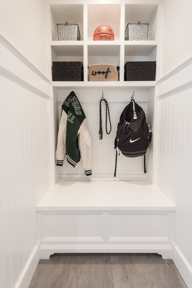 Foto de armario vestidor unisex tradicional renovado con armarios abiertos, suelo de baldosas de cerámica y suelo gris