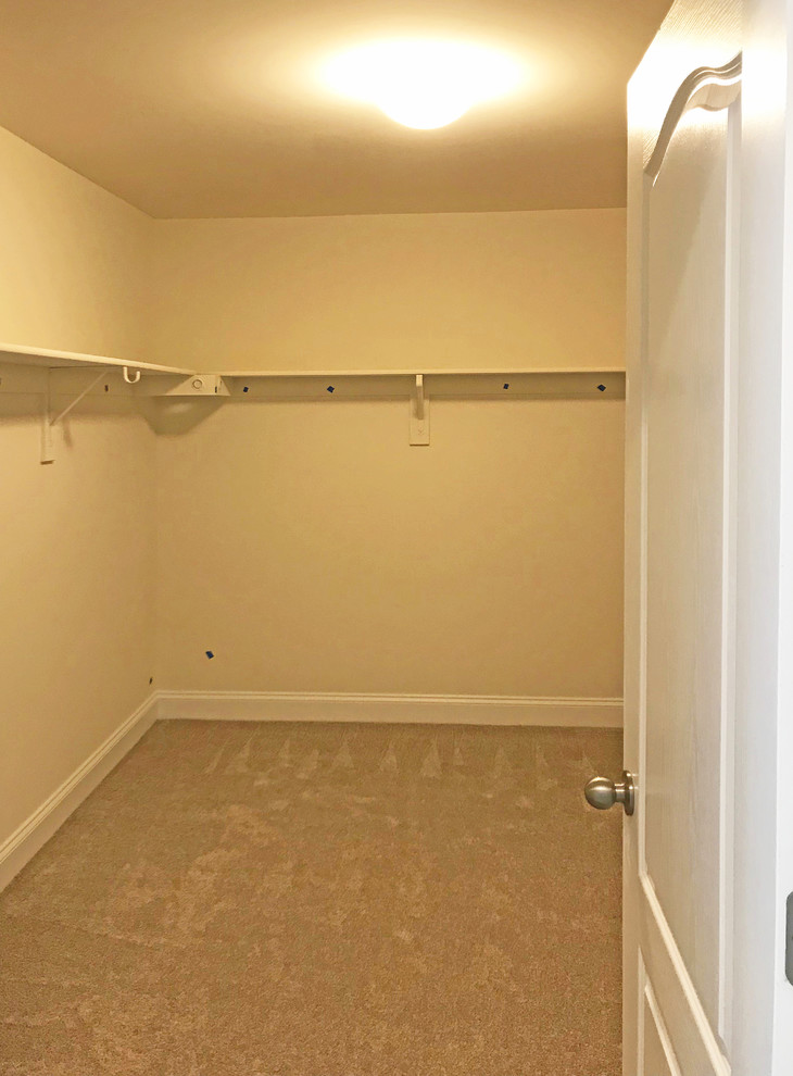Foto på ett mellanstort funkis walk-in-closet för könsneutrala, med öppna hyllor, skåp i ljust trä, heltäckningsmatta och beiget golv