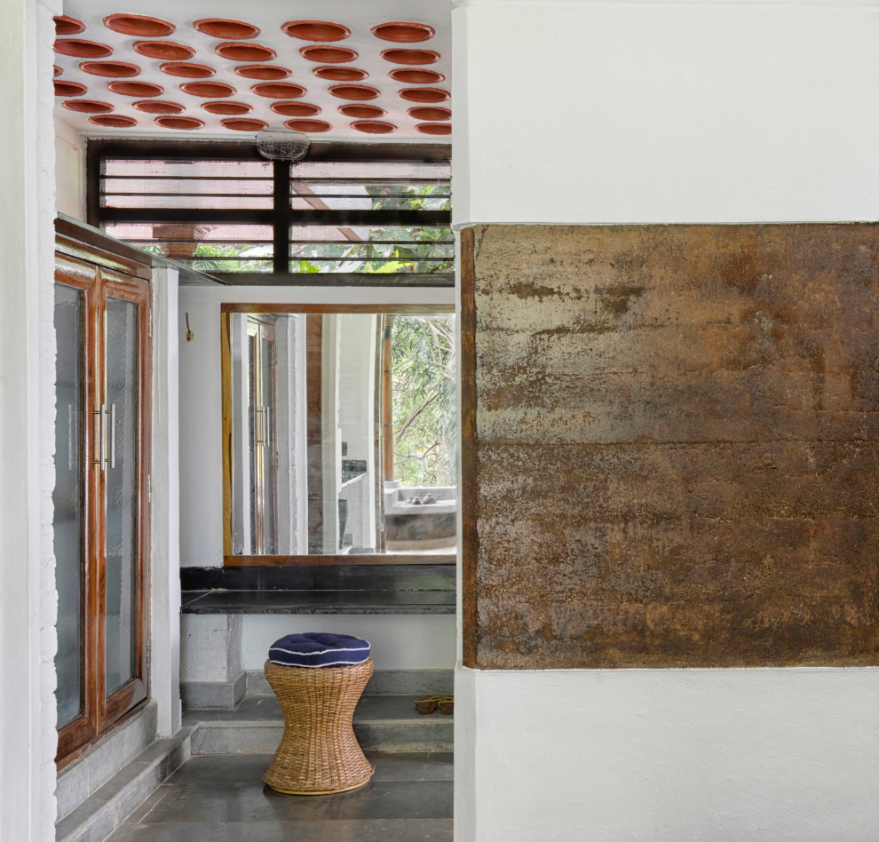 Inspiration pour un grand dressing rustique en bois brun neutre avec un placard à porte vitrée, un sol en marbre et un sol multicolore.