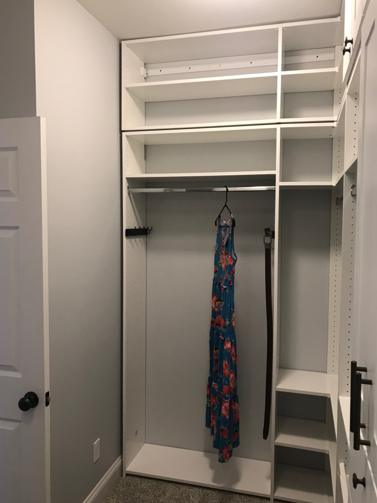 Idéer för att renovera ett mellanstort lantligt walk-in-closet för könsneutrala, med skåp i shakerstil, vita skåp, heltäckningsmatta och grått golv