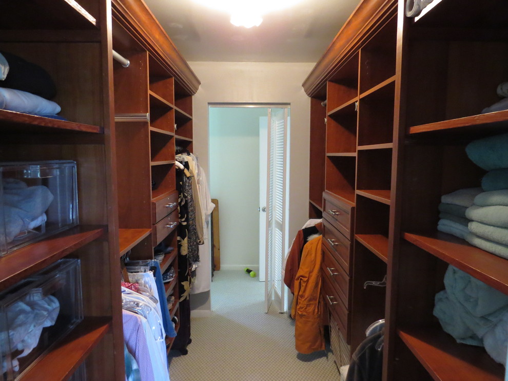 Imagen de armario vestidor unisex campestre de tamaño medio con armarios con paneles empotrados, puertas de armario de madera en tonos medios y moqueta