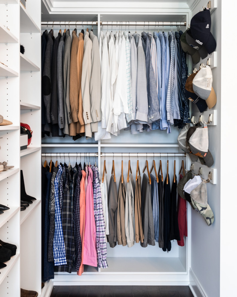 Imagen de armario vestidor unisex clásico renovado con armarios estilo shaker, puertas de armario blancas, suelo de madera oscura y suelo marrón