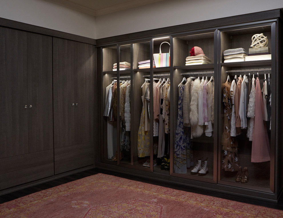 Foto de vestidor unisex minimalista extra grande con armarios con paneles lisos, puertas de armario grises, suelo de madera oscura y suelo marrón