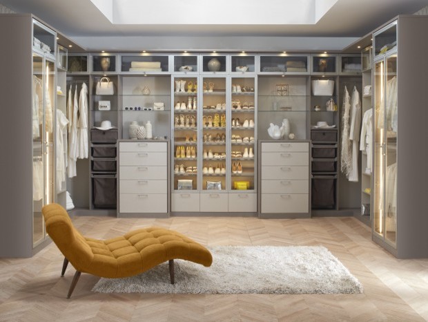 Идея дизайна: гардеробная комната в стиле модернизм с серыми фасадами, плоскими фасадами и светлым паркетным полом для женщин