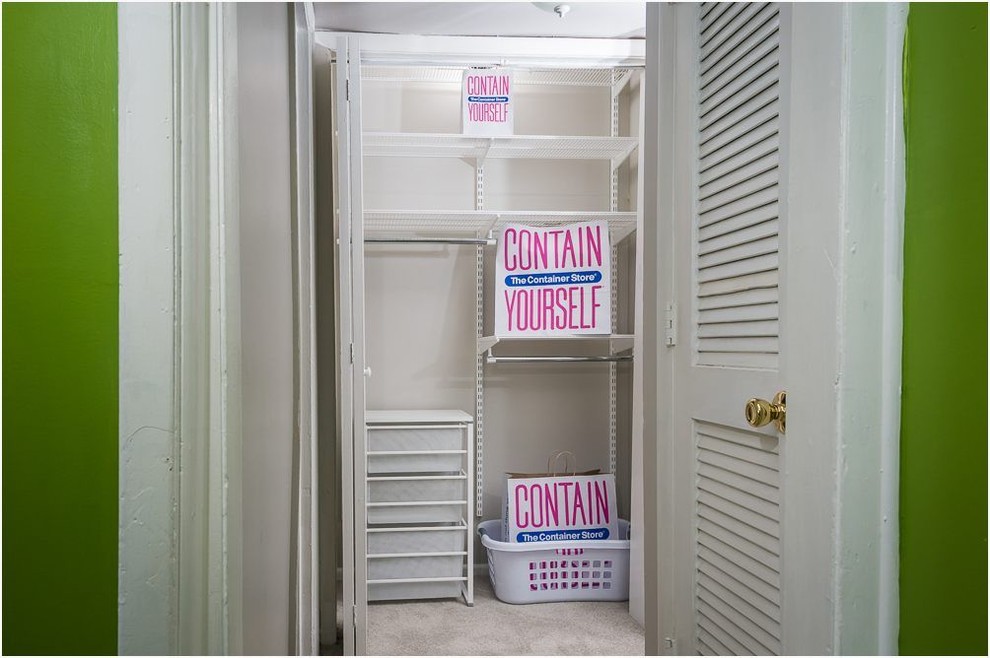 Exempel på ett litet klassiskt walk-in-closet, med heltäckningsmatta