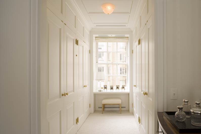Großes Klassisches Ankleidezimmer mit Ankleidebereich, Schrankfronten mit vertiefter Füllung, weißen Schränken und Teppichboden in New York