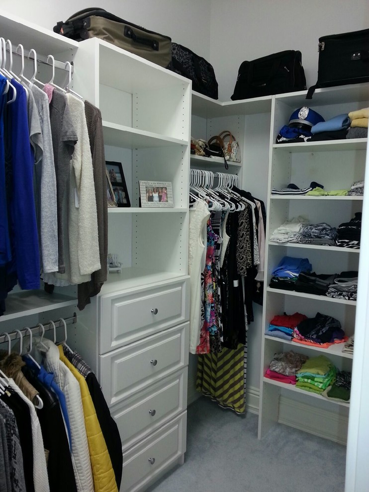 Imagen de armario vestidor unisex actual grande con puertas de armario blancas, moqueta y armarios con paneles con relieve