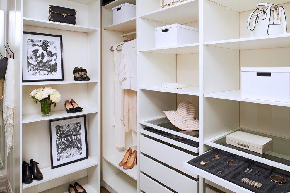 Idéer för att renovera ett funkis walk-in-closet för kvinnor, med öppna hyllor och vita skåp