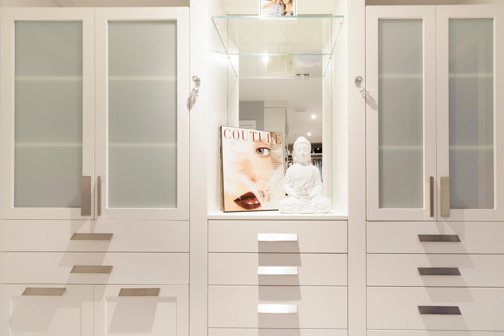 Inredning av ett modernt mellanstort walk-in-closet för könsneutrala, med vita skåp
