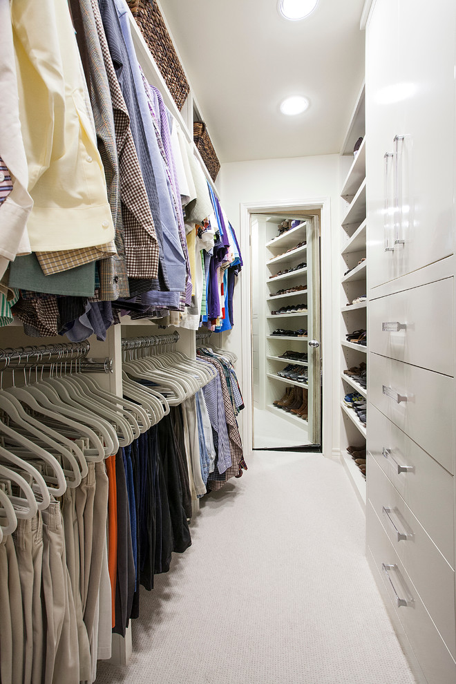 Foto de armario vestidor de hombre tradicional grande con armarios con paneles lisos, puertas de armario blancas, moqueta y suelo beige