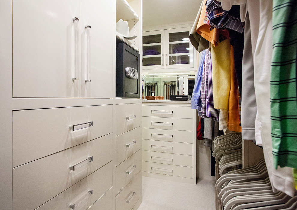 Modelo de armario vestidor de hombre clásico grande con armarios con paneles lisos, puertas de armario blancas, moqueta y suelo beige