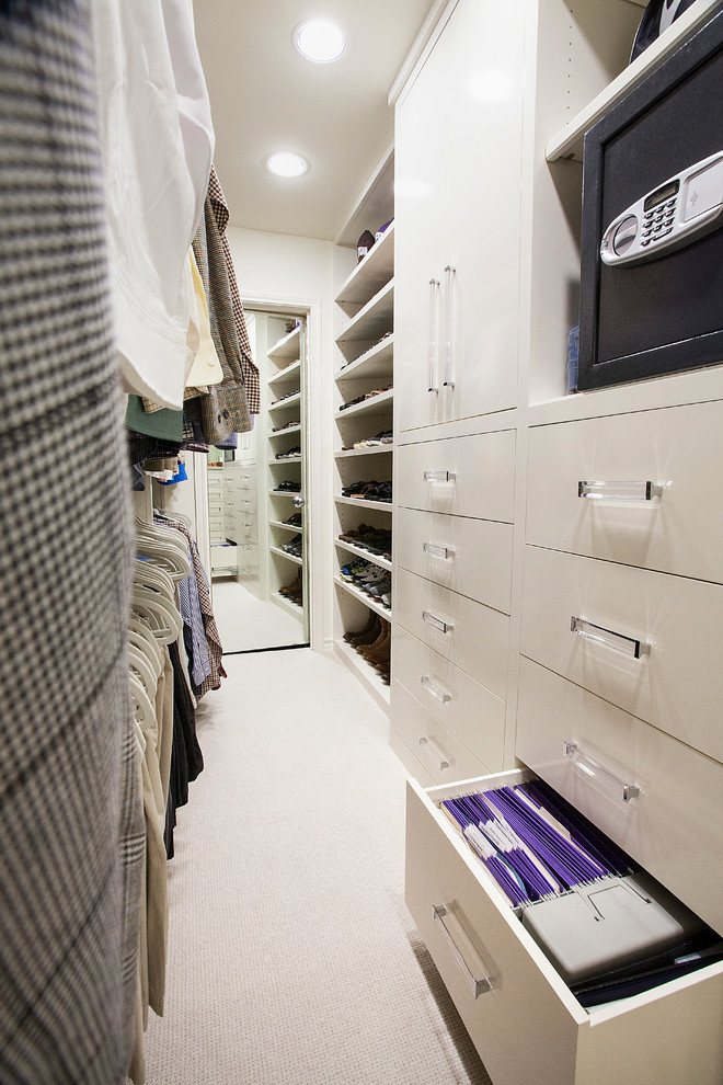 Idéer för stora vintage walk-in-closets för män, med släta luckor, vita skåp, heltäckningsmatta och beiget golv