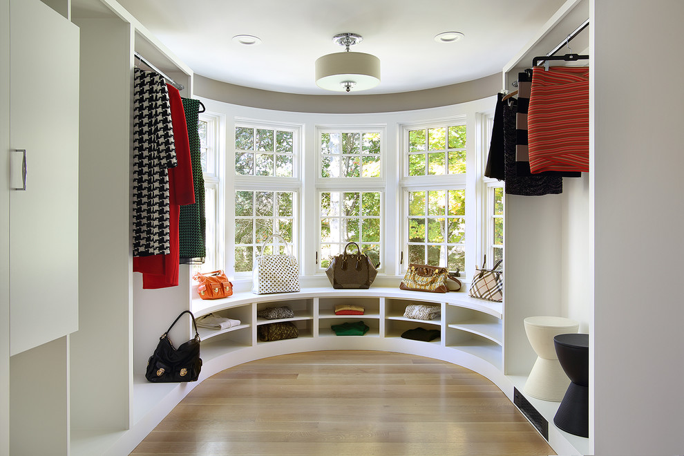 Ejemplo de vestidor clásico renovado con armarios abiertos, puertas de armario blancas, suelo de madera clara y suelo beige