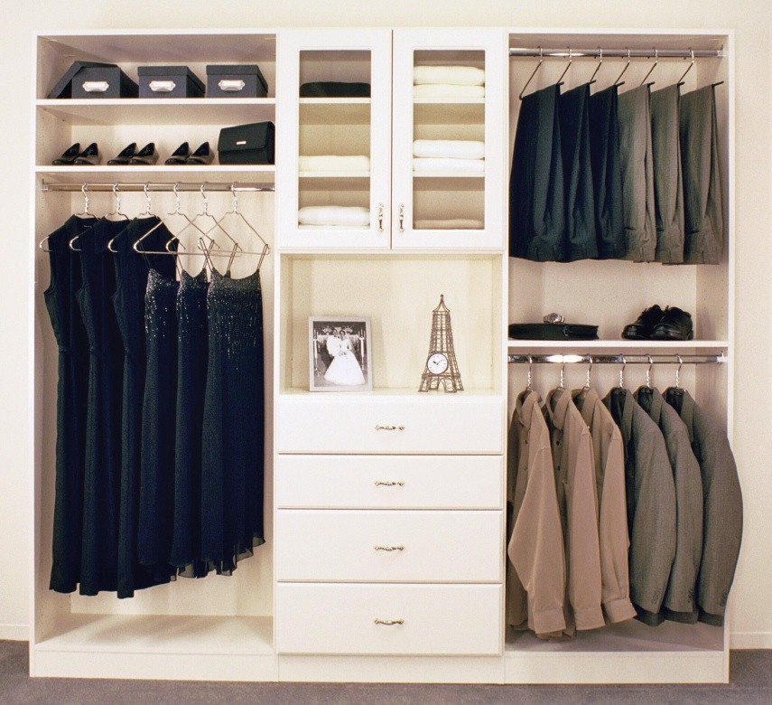 Foto de armario unisex clásico pequeño con armarios con paneles lisos, puertas de armario blancas, moqueta y suelo marrón
