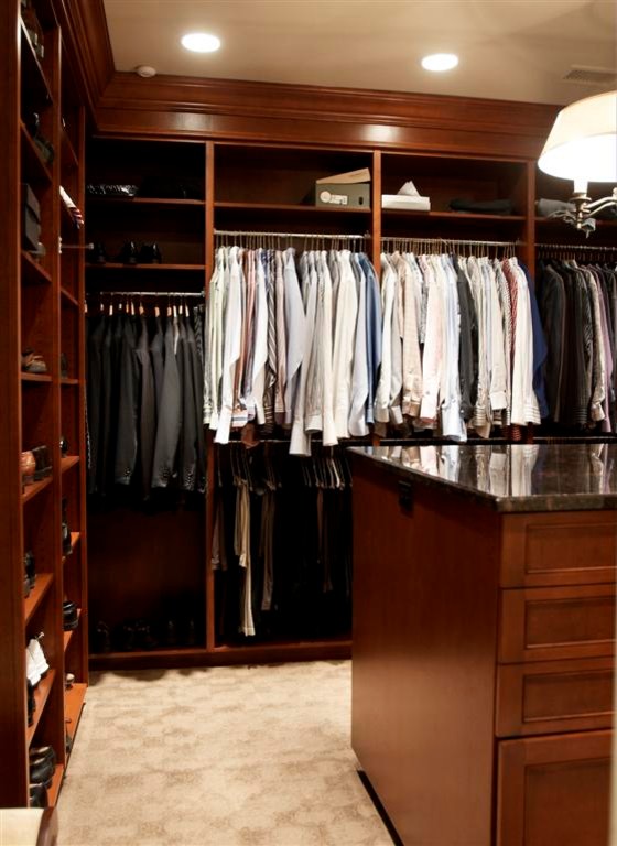 Idéer för ett stort klassiskt walk-in-closet för män, med luckor med infälld panel, skåp i mörkt trä och heltäckningsmatta