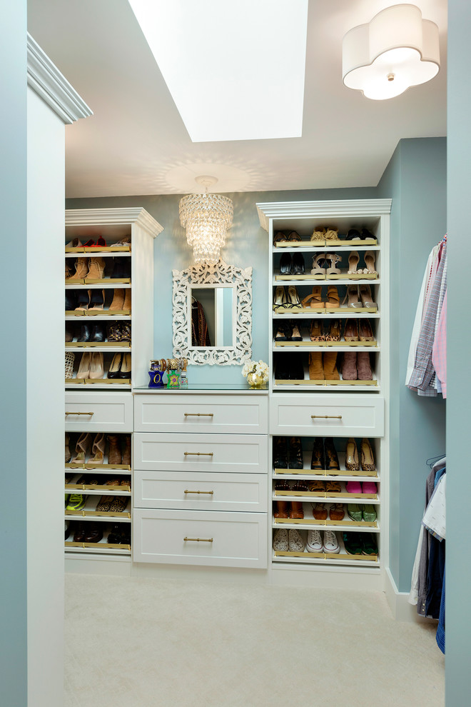 Foto på ett mellanstort lantligt walk-in-closet för kvinnor, med skåp i shakerstil, vita skåp och heltäckningsmatta
