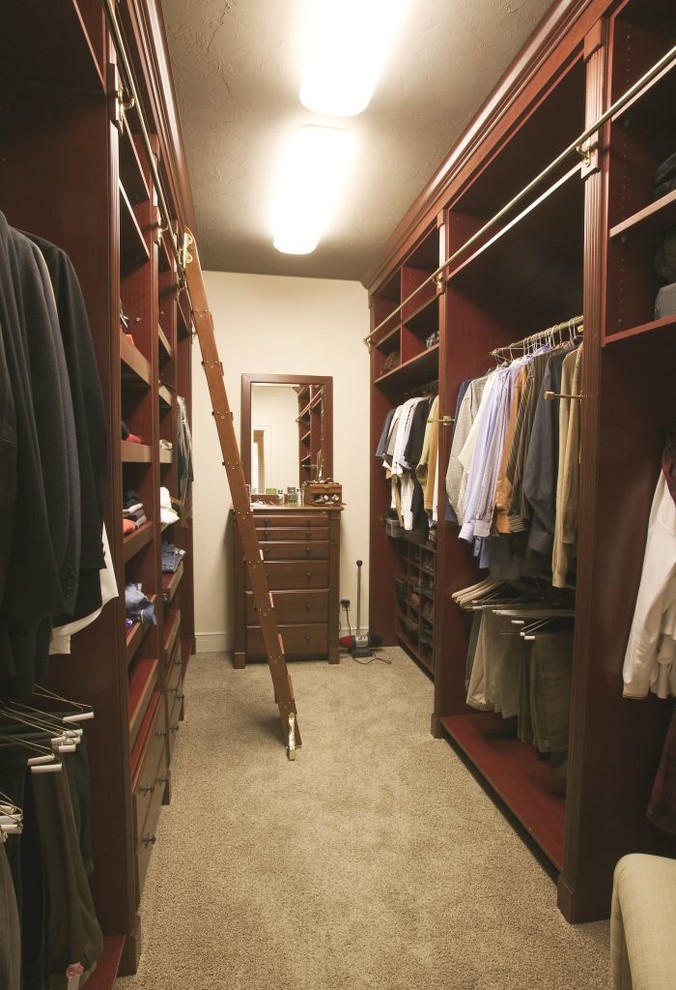 Design ideas for a traditional wardrobe in Milwaukee.