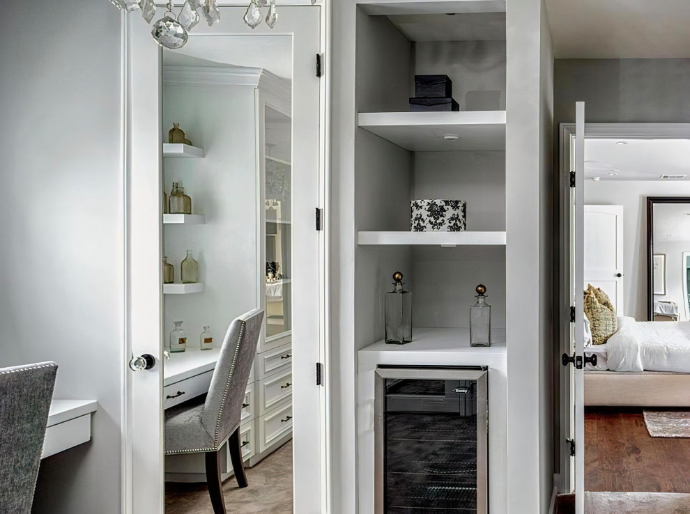 Foto de armario vestidor unisex tradicional renovado grande con armarios con paneles empotrados, puertas de armario blancas, moqueta y suelo gris