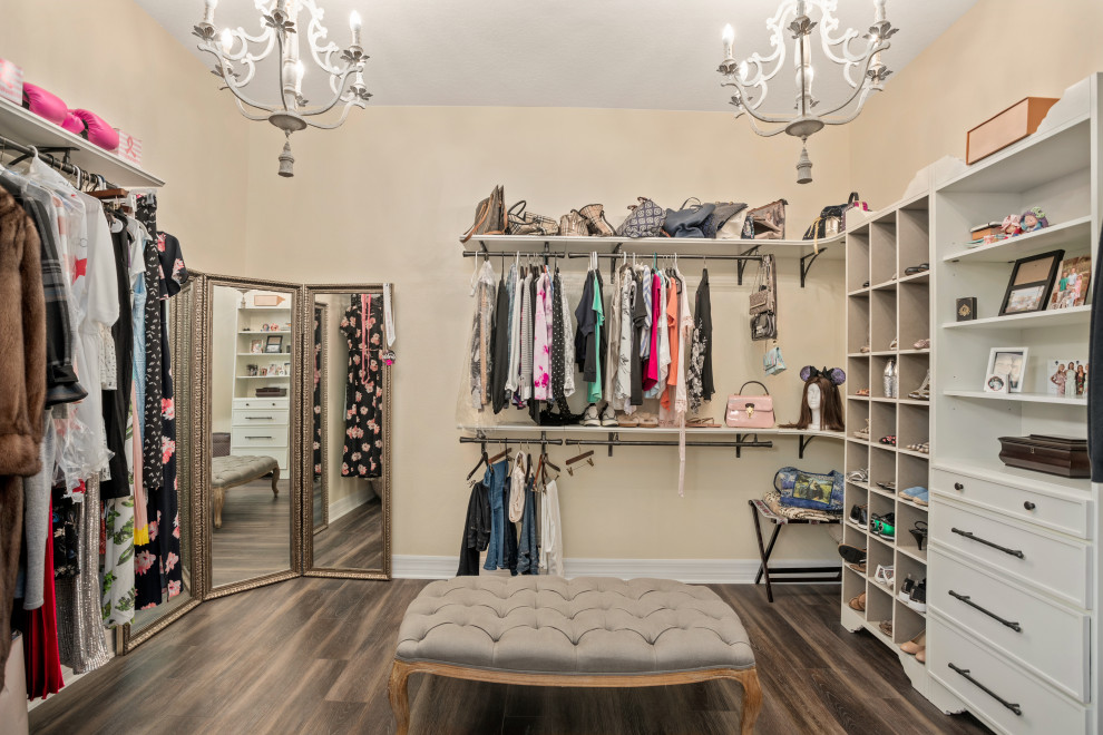 Пример оригинального дизайна: гардеробная комната в классическом стиле с бежевыми фасадами для женщин