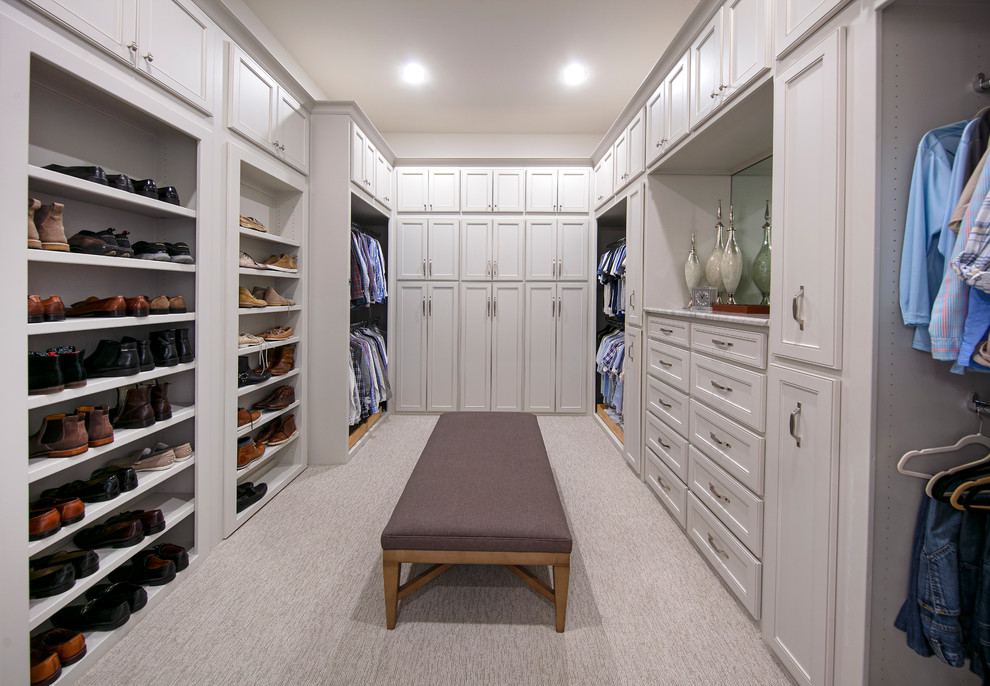 Idéer för stora vintage walk-in-closets för män, med luckor med infälld panel, beige skåp, heltäckningsmatta och beiget golv