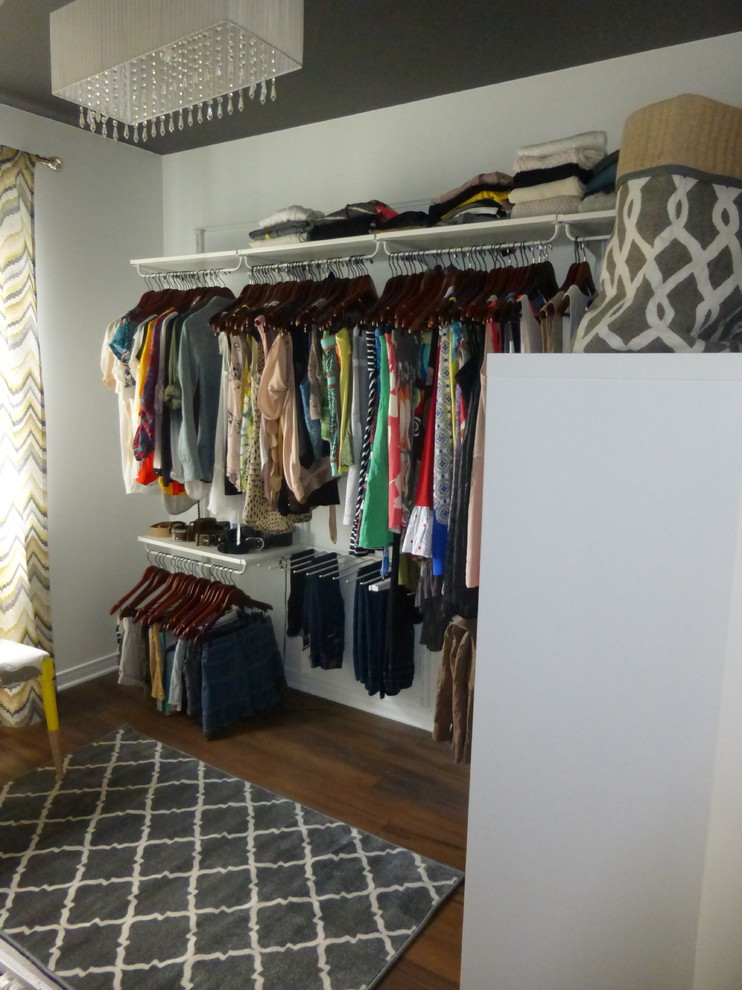 Ejemplo de armario vestidor de mujer tradicional renovado pequeño