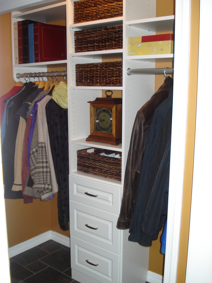 Modelo de armario unisex clásico de tamaño medio con armarios con paneles con relieve, puertas de armario blancas y suelo de pizarra