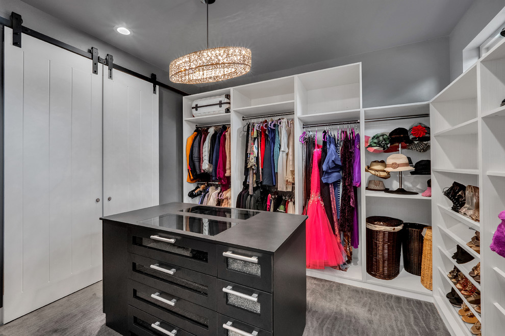 Idee per una cabina armadio per donna minimal di medie dimensioni con ante nere, moquette e pavimento grigio