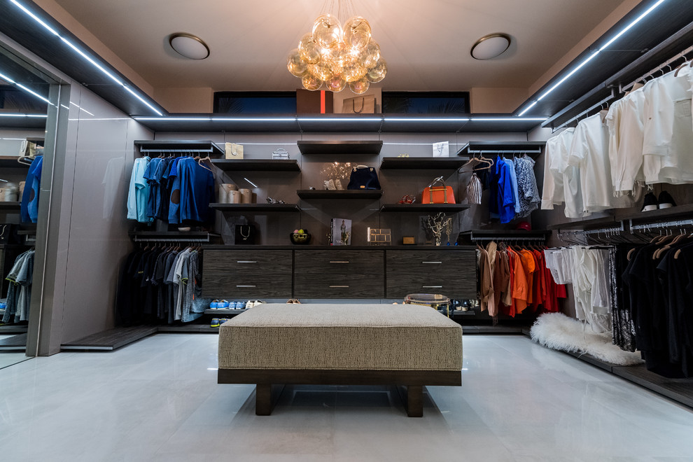 Diseño de vestidor minimalista extra grande con armarios con paneles lisos, puertas de armario de madera en tonos medios, suelo de mármol y suelo gris