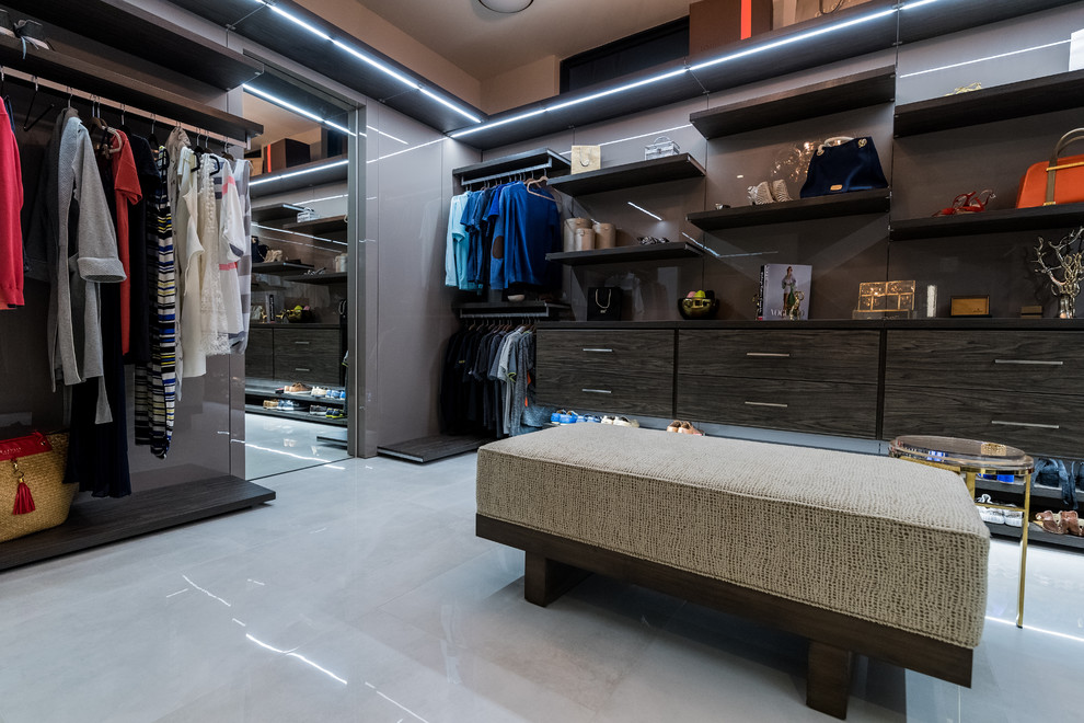 Imagen de vestidor moderno extra grande con armarios con paneles lisos, puertas de armario de madera en tonos medios, suelo de mármol y suelo gris