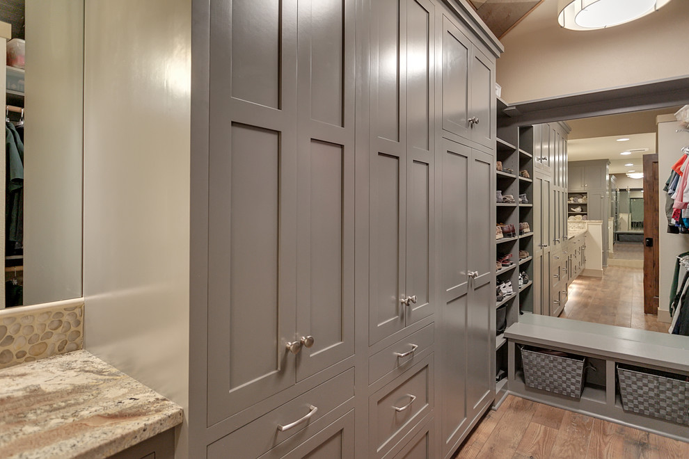 Ejemplo de armario vestidor unisex clásico renovado grande con armarios estilo shaker, puertas de armario grises y suelo de madera en tonos medios
