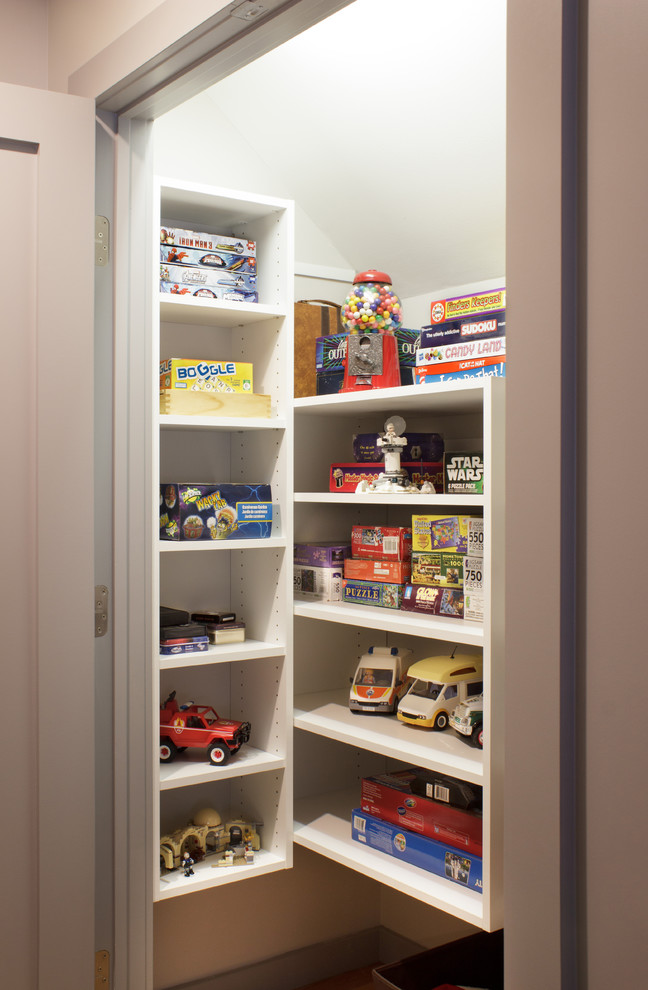 Foto de armario unisex contemporáneo pequeño con armarios con paneles lisos, puertas de armario blancas y suelo de madera en tonos medios