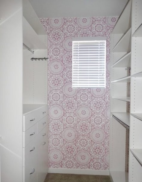 Immagine di una piccola cabina armadio per donna stile marinaro con ante lisce, ante bianche, moquette e pavimento beige