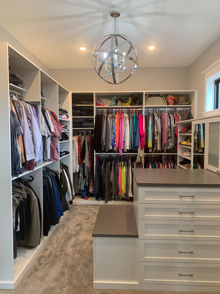 Foto de armario vestidor unisex campestre grande con armarios estilo shaker, puertas de armario blancas, moqueta y suelo gris