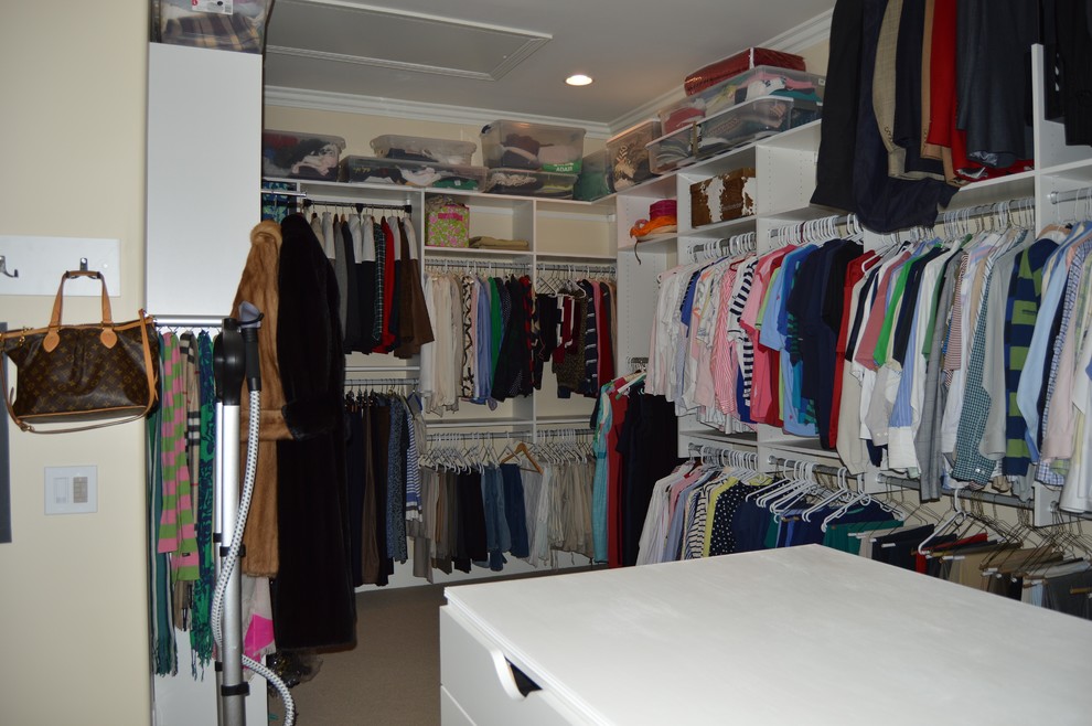 Exempel på ett stort klassiskt walk-in-closet för könsneutrala, med öppna hyllor, vita skåp och heltäckningsmatta
