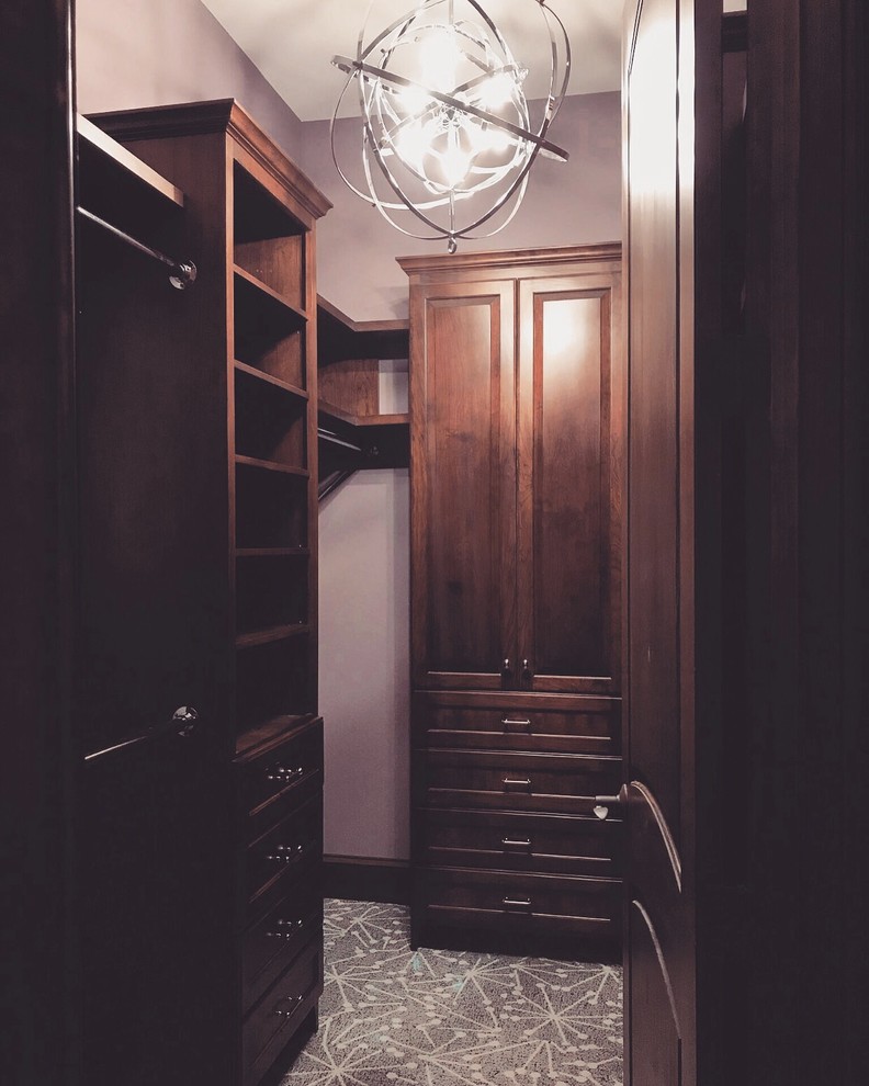 Inredning av ett klassiskt mellanstort walk-in-closet för kvinnor, med luckor med upphöjd panel, skåp i mörkt trä, heltäckningsmatta och grått golv