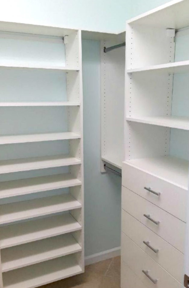 Foto på ett mellanstort funkis walk-in-closet för könsneutrala, med släta luckor och vita skåp