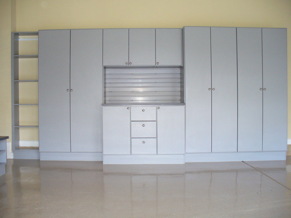 Aménagement d'un très grand placard dressing contemporain neutre avec un placard à porte plane et des portes de placard blanches.